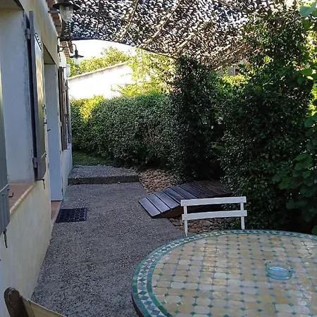 Ground Floor House With Swimming Pool, 8km From Avignon Casa vacanze *